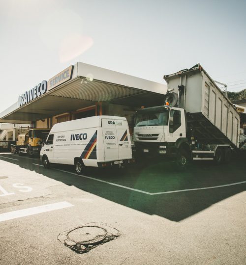 Officina Iveco con furgoni e camion parcheggiati.